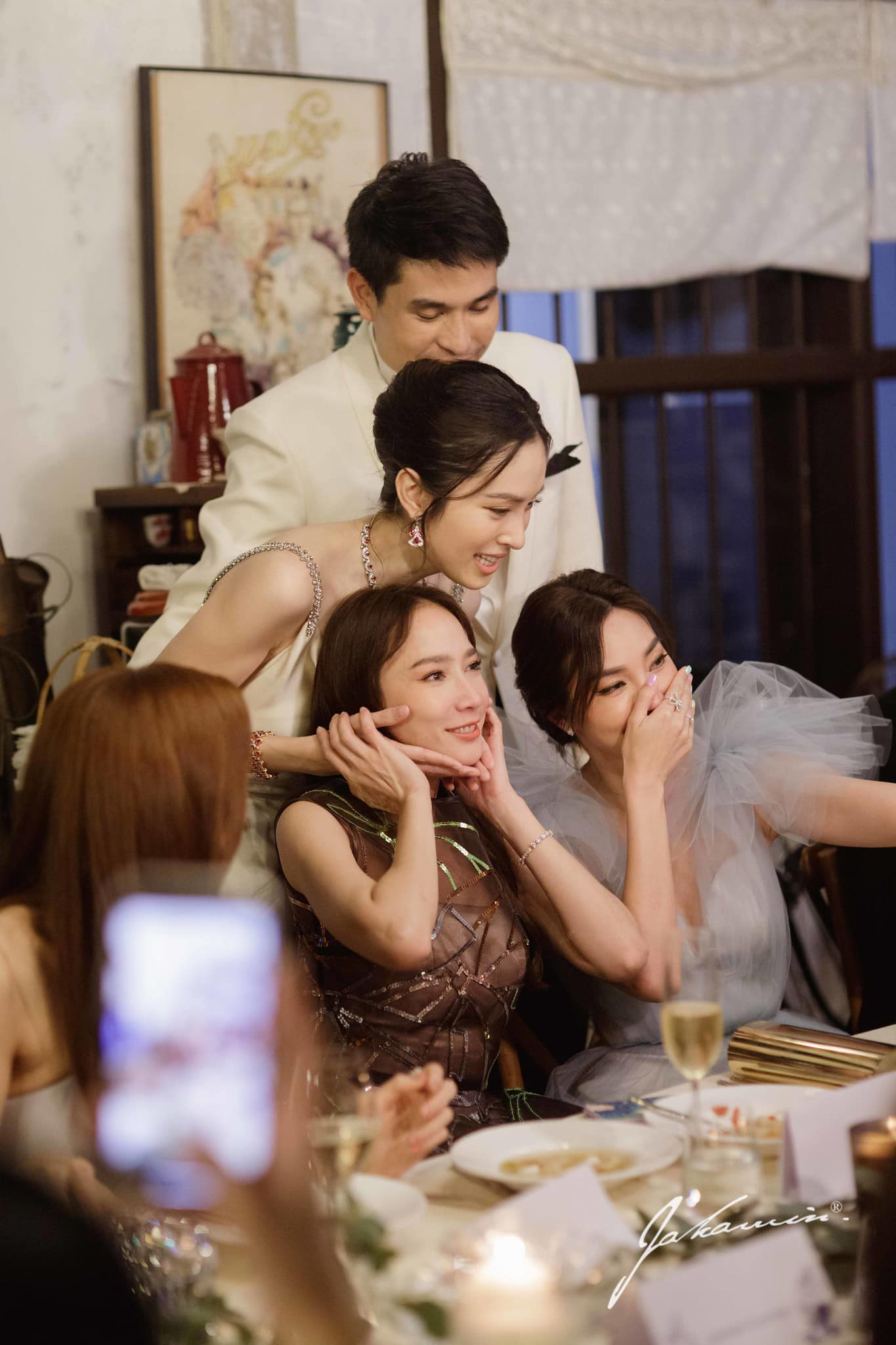 Sau đám cưới, người đẹp tiếp tục học thạc sĩ, song song việc hoạt động trong giới giải trí.