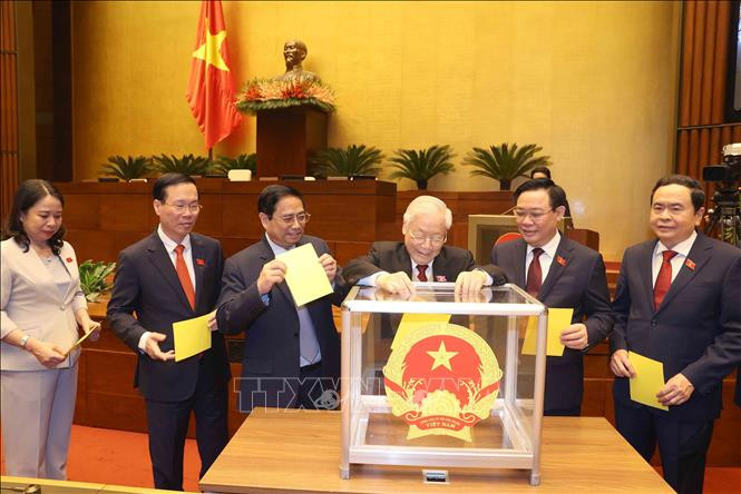 Tổng Bí thư Nguyễn Phú Trọng và các đồng chí lãnh đạo Đảng, Nhà nước, đại biểu Quốc hội bỏ phiếu bầu Chủ tịch nước. Ảnh: TTXVN