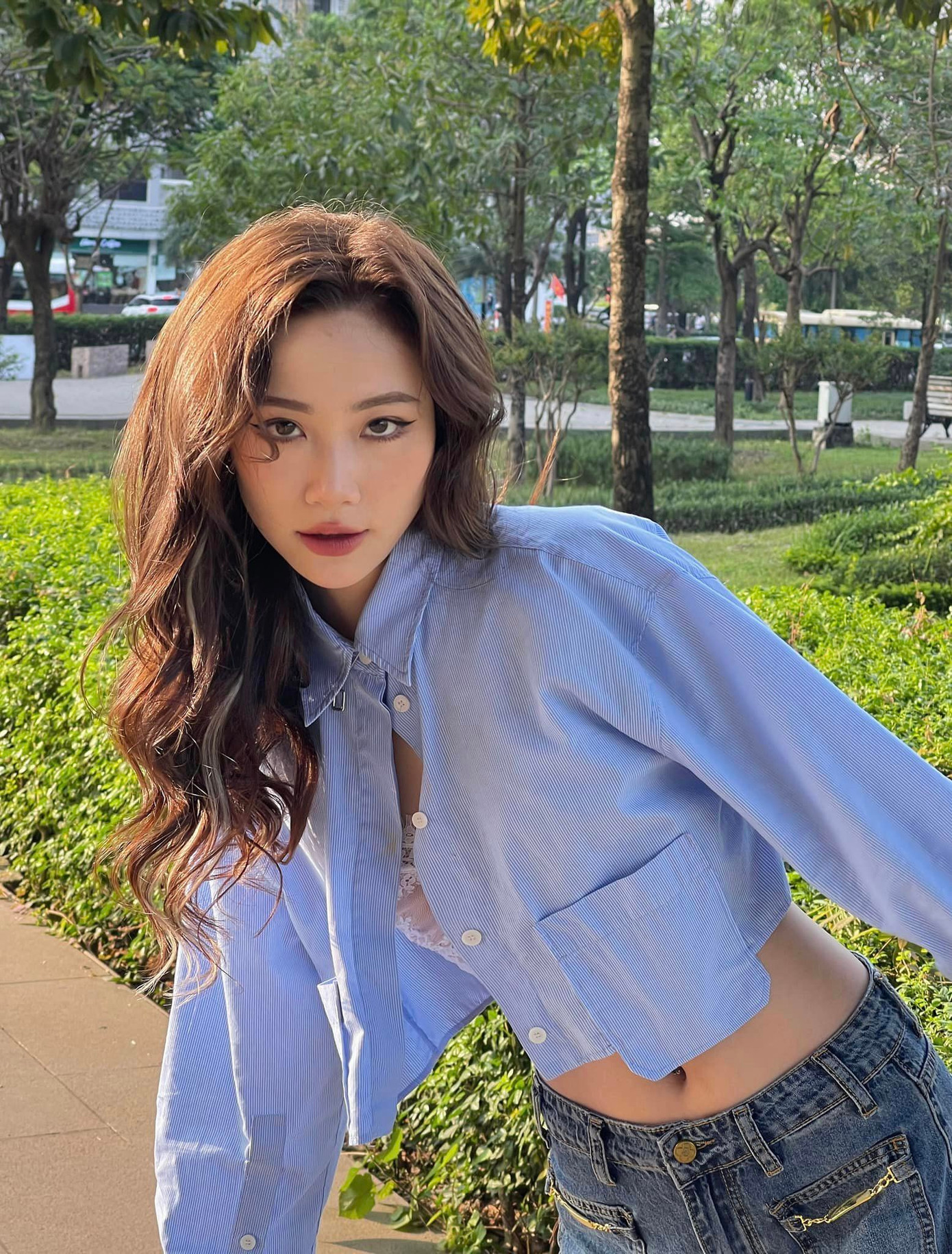 Trong một bài phỏng vấn, Mai Huê chia sẻ gia đình cô không ai theo nghiệp diễn. Để có thể thực hiện ước mơ, Mai Huê phải tự tìm tòi, trau dồi bản thân để thành công thi đậu vào ngôi trường mơ ước. So với dàn diễn viên đồng lứa, Mai Huê được nhiều khán giả kỳ vọng chinh phục nhiều vai diễn đa dạng nữa trong tương lai gần, nhất là trong thời điểm phim VFC cần đổi mới những gương mặt diễn viên trẻ.