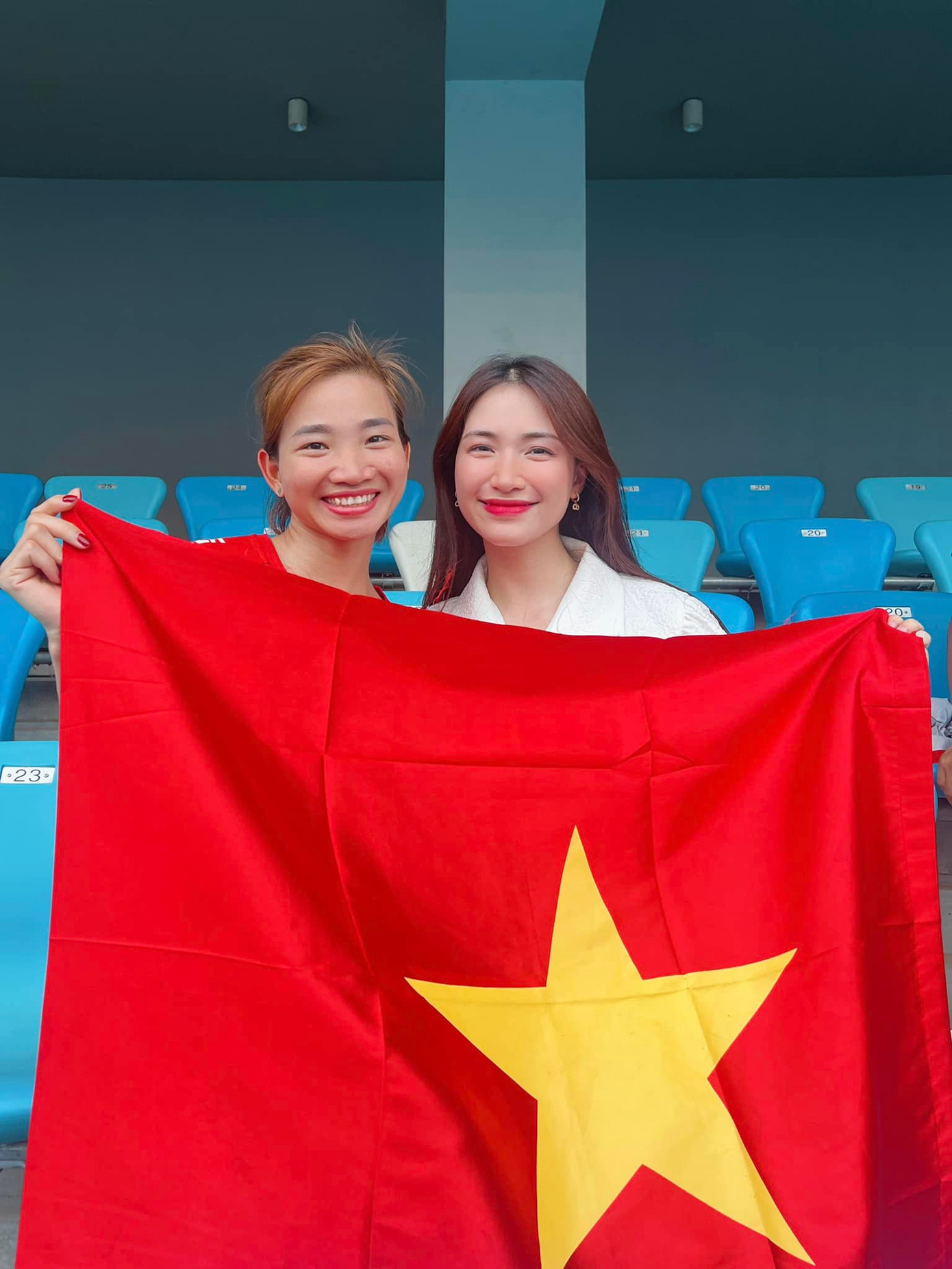 Hòa Minzy chụp ảnh lưu niệm cùng các VĐV. Ảnh: FBNV.