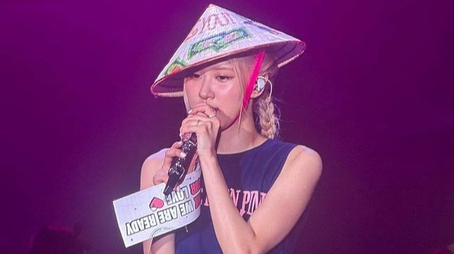 BlackPink đội nón lá được trang trí riêng - đây là món quà do hội fan BlackPink tại Việt Nam gửi tặng. BlackPink đội nón lá được trang trí riêng - đây là món quà do hội fan BlackPink tại Việt Nam gửi tặng.