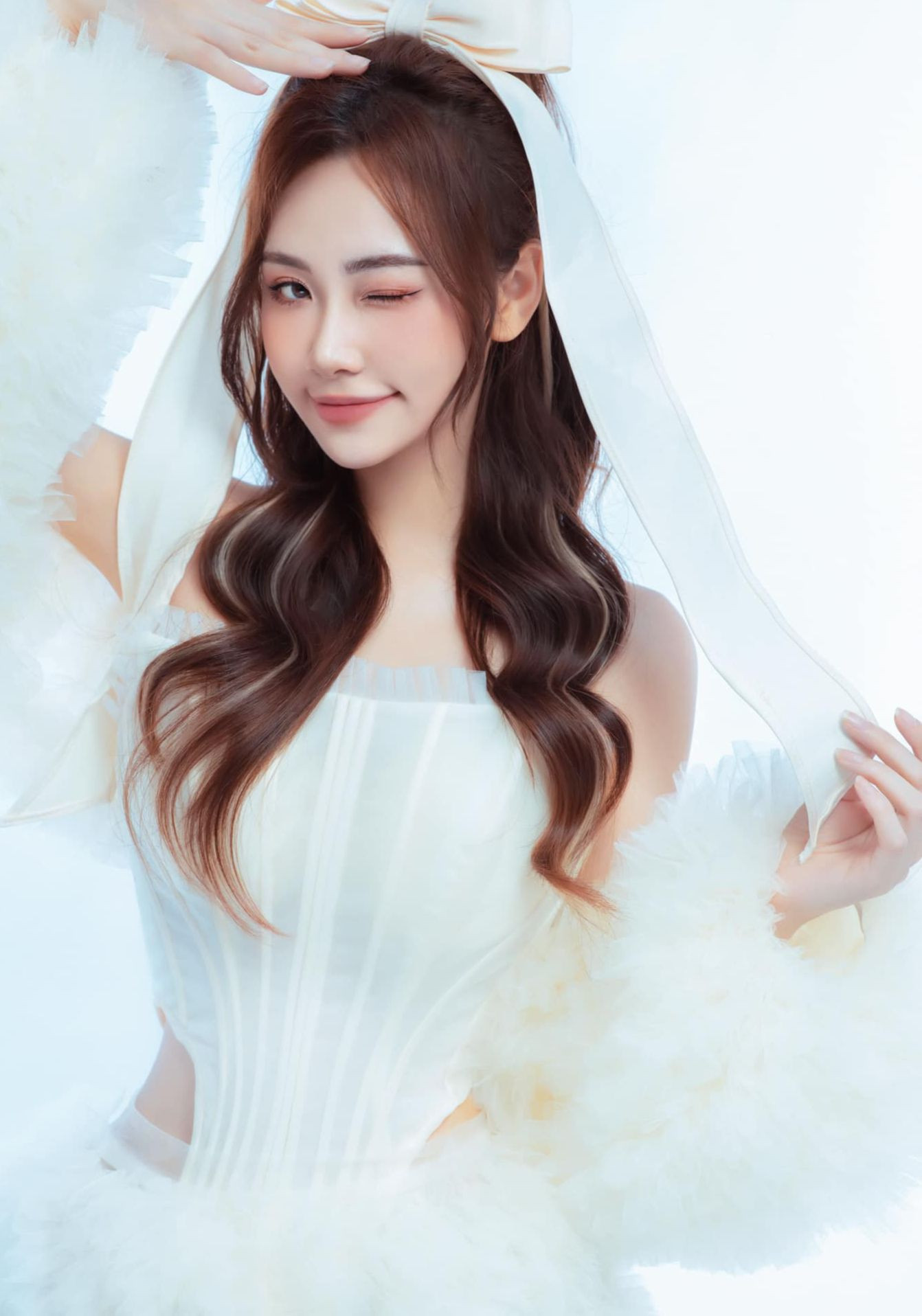 Ngoài đời, Mai Huê có phong cách thời trang cá tính, năng động và không kém phần gợi cảm. Nữ diễn viên biến hóa với nhiều kiểu dáng từ dễ thương đến sexy, táo bạo.