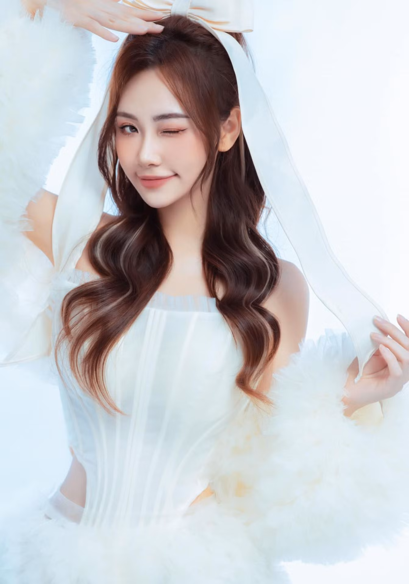 Ngoài đời, Mai Huê có phong cách thời trang cá tính, năng động và không kém phần gợi cảm. Nữ diễn viên biến hóa với nhiều kiểu dáng từ dễ thương đến sexy, táo bạo.