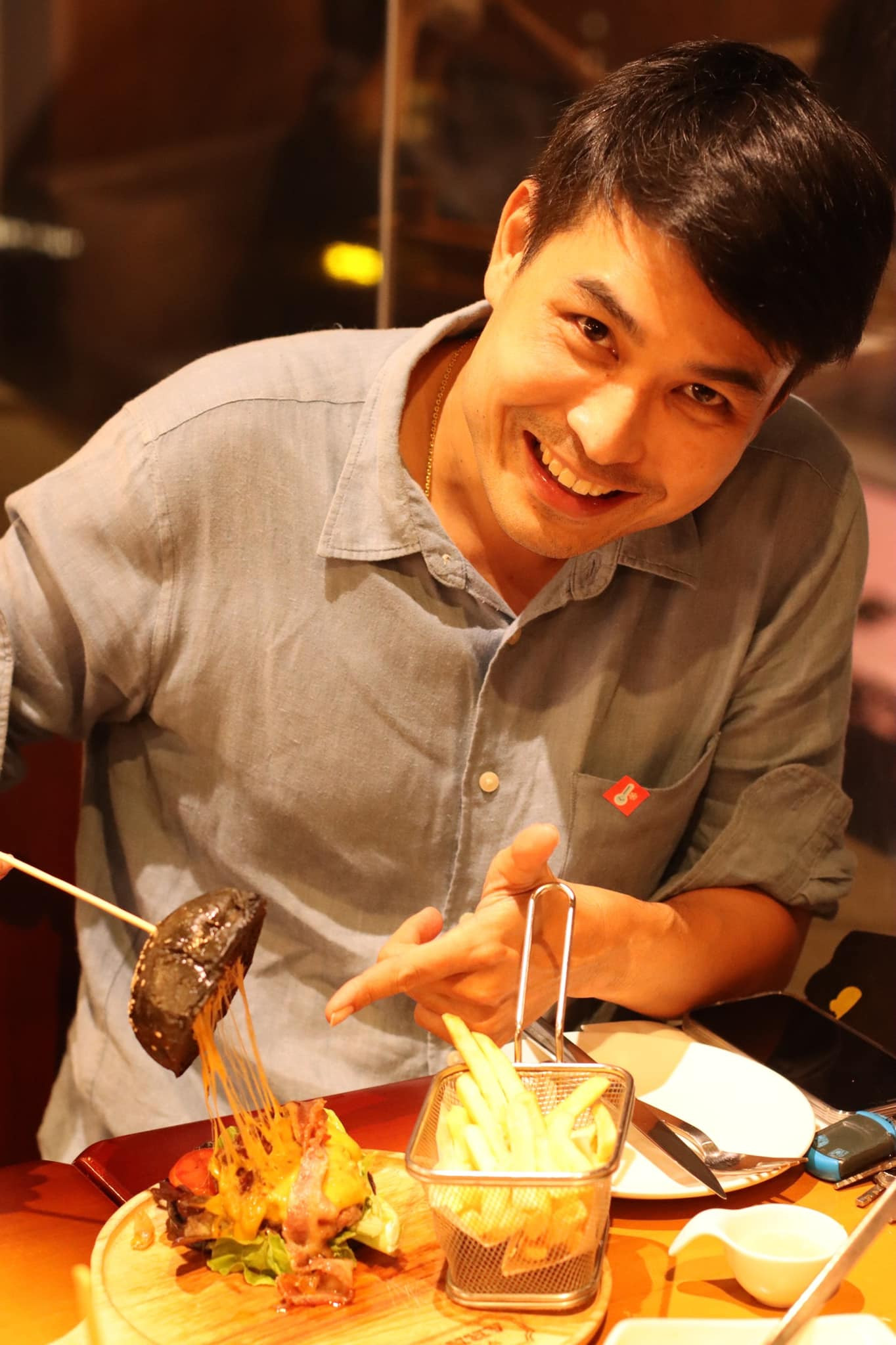 Trước đây, Oak Phakwa Hongyok không chia sẻ về tình cảm cá nhân. Anh chủ yếu đăng tải hình ảnh đồ ăn, địa điểm nghỉ dưỡng, du lịch để quảng bá cho nhà hàng của gia đình. Trước đây, Oak Phakwa Hongyok không chia sẻ về tình cảm cá nhân. Anh chủ yếu đăng tải hình ảnh đồ ăn, địa điểm nghỉ dưỡng, du lịch để quảng bá cho nhà hàng của gia đình.