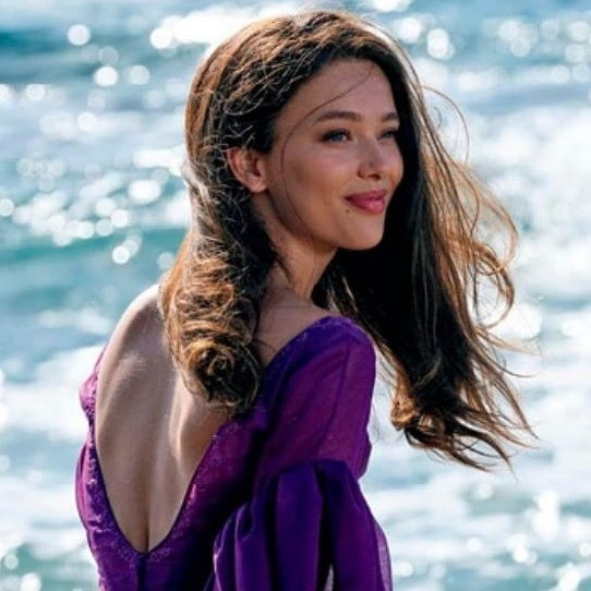 Tạo hình và nhan sắc của Jessica Alexander được nhận xét như trong truyện bước ra. Dù không có nhiều đất diễn, nữ diễn viên vẫn thể hiện trọn vẹn, lột tả được sự độc ác, tinh quái của nhân vật. Phân đoạn của ngôi sao 24 tuổi nhận được nhiều lời khen ngợi từ khán giả. So với nữ chính, Jessica Alexander được đánh giá cao về diễn xuất và nhan sắc dù đảm nhận vai phản diện.