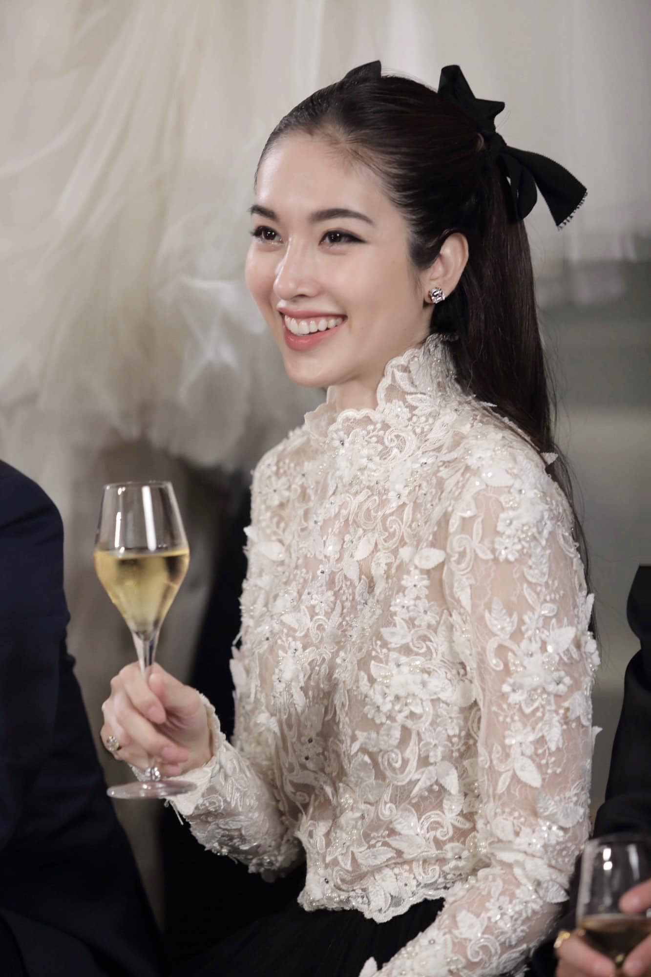 Năm 2014, Nong Poy ký kết hợp đồng với công ty quản lý Hong Kong Universe, về chung nhà với Trương Gia Lương, Giang Nhược Lâm. Cô được nhiều tài tử mời hợp tác, đóng phim ở thị trường Trung Quốc đại lục.