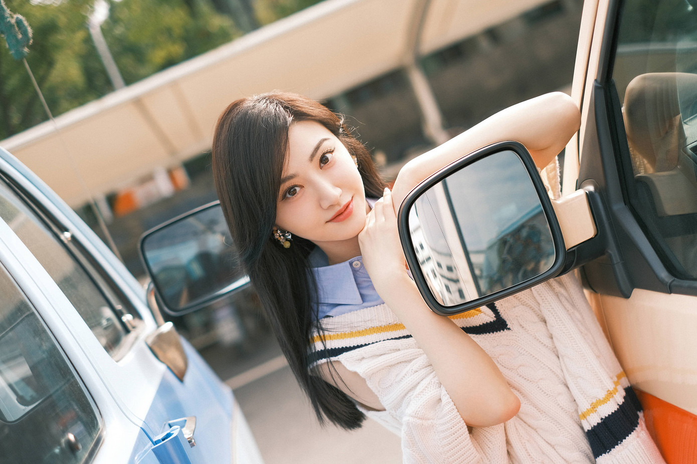 Liên tiếp nhận “bom tấn” như The Great Wall, Kong Skull Island, Pacific Rim: Uprising… nhưng Cảnh Điềm bị chê diễn xuất kém cỏi, không tạo dấu ấn nào trên màn ảnh. Trong Kong: Skull Island, vai diễn của cô nhận đánh giá mờ nhạt, không có ảnh hưởng đến nội dung. Theo nhiều ý kiến, Cảnh Điềm có được vai diễn do sự o bế của Vương Kiện Lâm - chủ sở hữu Legendary, một trong những hãng phim sản xuất Kong. Liên tiếp nhận “bom tấn” như The Great Wall, Kong Skull Island, Pacific Rim: Uprising… nhưng Cảnh Điềm bị chê diễn xuất kém cỏi, không tạo dấu ấn nào trên màn ảnh. Trong Kong: Skull Island, vai diễn của cô nhận đánh giá mờ nhạt, không có ảnh hưởng đến nội dung. Theo nhiều ý kiến, Cảnh Điềm có được vai diễn do sự o bế của Vương Kiện Lâm - chủ sở hữu Legendary, một trong những hãng phim sản xuất Kong.