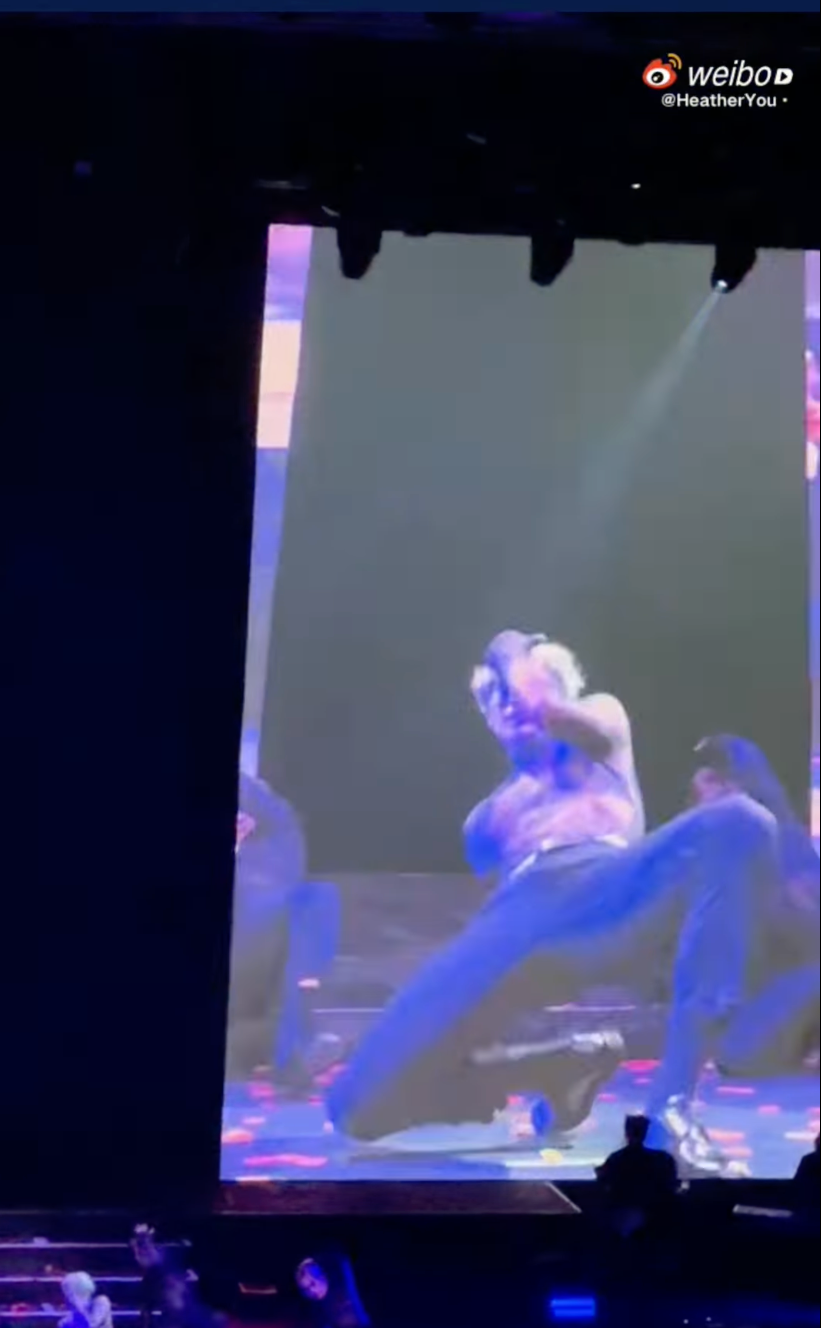 Vũ đạo của Vương Gia Nhĩ bị nhận xét quá khích, có nhiều động tác gợi dục, phản cảm. Ảnh: Weibo.