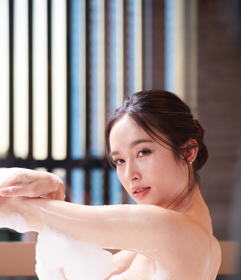 Hậu phẫu thuật, Nong Poy “biến hình” thành cô gái xinh đẹp, sắc nét, làn da trắng hồng, vóc dáng gợi cảm đến phái đẹp cũng khao khát có được. Cuộc bình chọn Sao chuyển giới đẹp nhất Thái Lan 2018, cô giữ vị trí số một. Mỹ nhân là gương mặt đắt khách của các nhãn hàng quảng cáo, tạp chí danh tiếng, được mời làm mẫu, đóng phim.