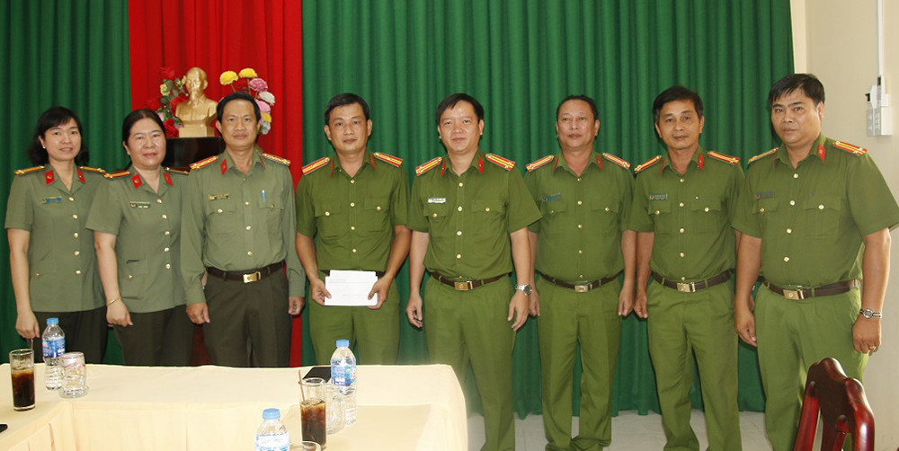 Đại tá Nguyễn Nhật Trường (thứ ba từ trái sang) trao tặng quà, động viên Thiếu tá Nguyễn Thành Thi. Sức khỏe Thiếu tá Thi hiện đã ổn định. Ảnh: Kim Uyên Đại tá Nguyễn Nhật Trường (thứ ba từ trái sang) trao tặng quà, động viên Thiếu tá Nguyễn Thành Thi. Sức khỏe Thiếu tá Thi hiện đã ổn định. Ảnh: Kim Uyên