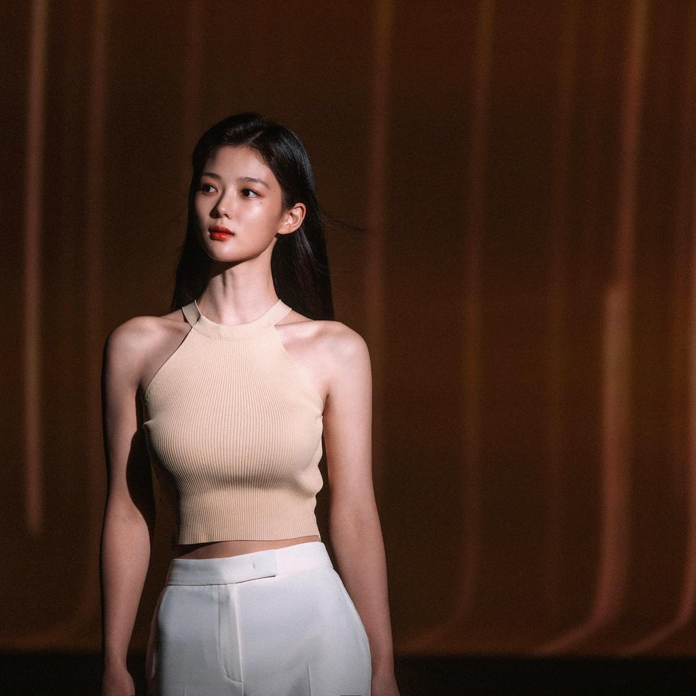 Những năm gần đây, Yoo Jung theo đuổi hình tượng khỏe khoắn, năng động nhưng vẫn có chút gợi cảm, mặn mà của tuổi trưởng thành. Cô điều chỉnh chế độ ăn uống khoa học, kết hợp luyện tập crossFit và pilates để có được vóc dáng thon gọn, săn chắc. Diễn viên 24 tuổi chia sẻ cô ăn salad bí ngô trong 2 tháng và giảm được 8 kg. Ngoài ra cô ăn thêm hạt, ngũ cốc bổ sung chất dinh dưỡng và thay cơm bằng các loại mì có calo thấp.