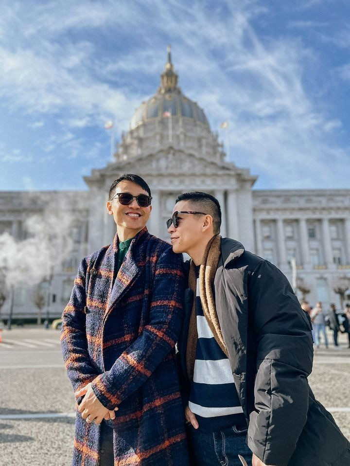Adrian Anh Tuấn và bạn đời Sơn Đoàn thăm thú tại Mỹ. Cả hai ghé đến tòa thị chính San Francisco, nơi 8 năm trước họ chính thức nên duyên vợ chồng.