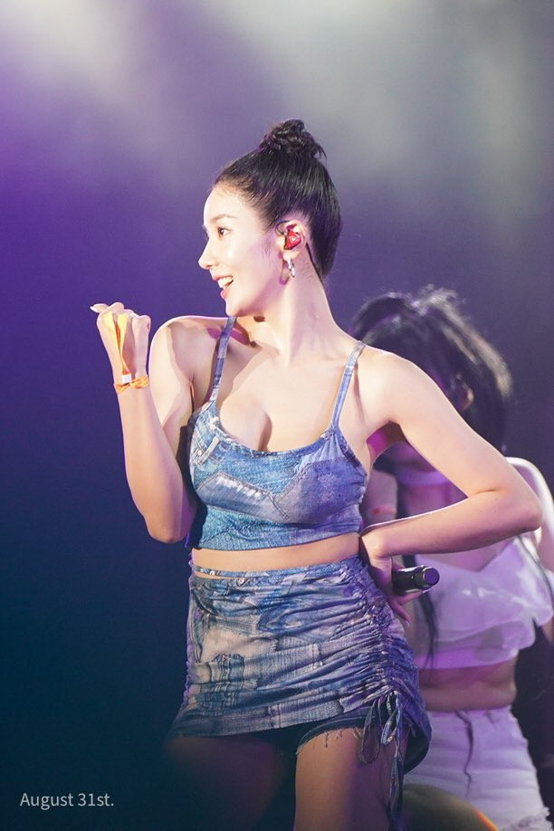 Buổi biểu diễn mới nhất Cass Cool Festival, Kwon Eun Bi mặc áo tắm kết hợp cùng quần short denim, làm dấy lên tranh cãi chuyện mặc đồ hở quá đà. Trái lại, nhiều người hâm mộ lên tiếng bảo vệ, nhận xét ca sĩ tươi tắn, năng lượng, mặc đồ gợi cảm nhưng không hề tạo cảm giác rẻ tiền. Hơn thế, trang phục diễn của cô hoàn toàn phù hợp với không khí và chủ đề của lễ hội.