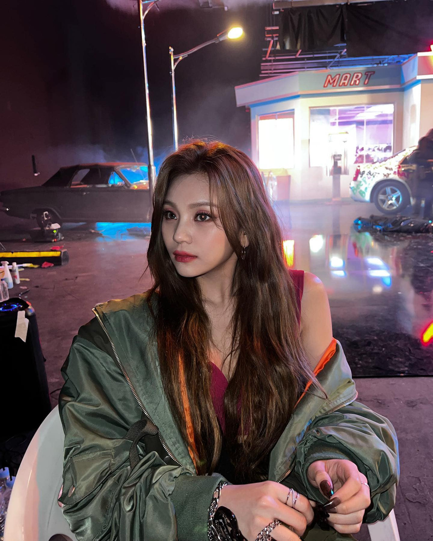 Umji cho biết cô ấy tập luyện cơ bụng và eo để có được đường nét cơ thể đẹp. Ban đầu cô nghĩ tốt nhất không nên ăn gì cả nhưng sau đó thay đổi quan điểm. “Trước đây, tôi nghĩ chỉ cần không ăn là tốt hơn. Nhưng khi đói, tôi ăn đồ ăn nhẹ lành mạnh. Khi bạn nhai thứ gì đó, bạn sẽ bớt đói hơn”, Umji chia sẻ. Cô ấy đề xuất các loại trà và khoai tây chiên giàu protein tốt cho sức khỏe, chẳng hạn trà vỏ quýt, trà hoa dâm bụt để kiểm soát sự thèm ăn.