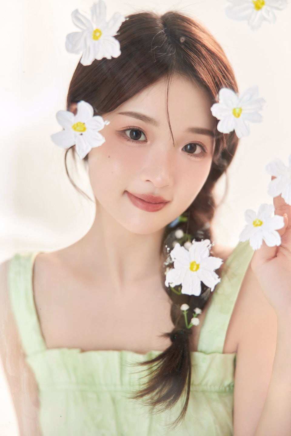 Ngoài Trương Miểu Di, nhiều diễn viên trẻ góp mặt trong dự án này như Hoàng Giai Dung đóng Tiết Bảo Thoa, Jiali Ding vai Già Lưu, Dương Đồng Thư vai Vương Hy Phượng (Vương phu nhân), nổi tiếng nhất là Quan Hiểu Đồng - đóng Giả Nguyên Xuân - chị của nam chính Giả Bảo Ngọc… Ngoài Trương Miểu Di, nhiều diễn viên trẻ góp mặt trong dự án này như Hoàng Giai Dung đóng Tiết Bảo Thoa, Jiali Ding vai Già Lưu, Dương Đồng Thư vai Vương Hy Phượng (Vương phu nhân), nổi tiếng nhất là Quan Hiểu Đồng - đóng Giả Nguyên Xuân - chị của nam chính Giả Bảo Ngọc…