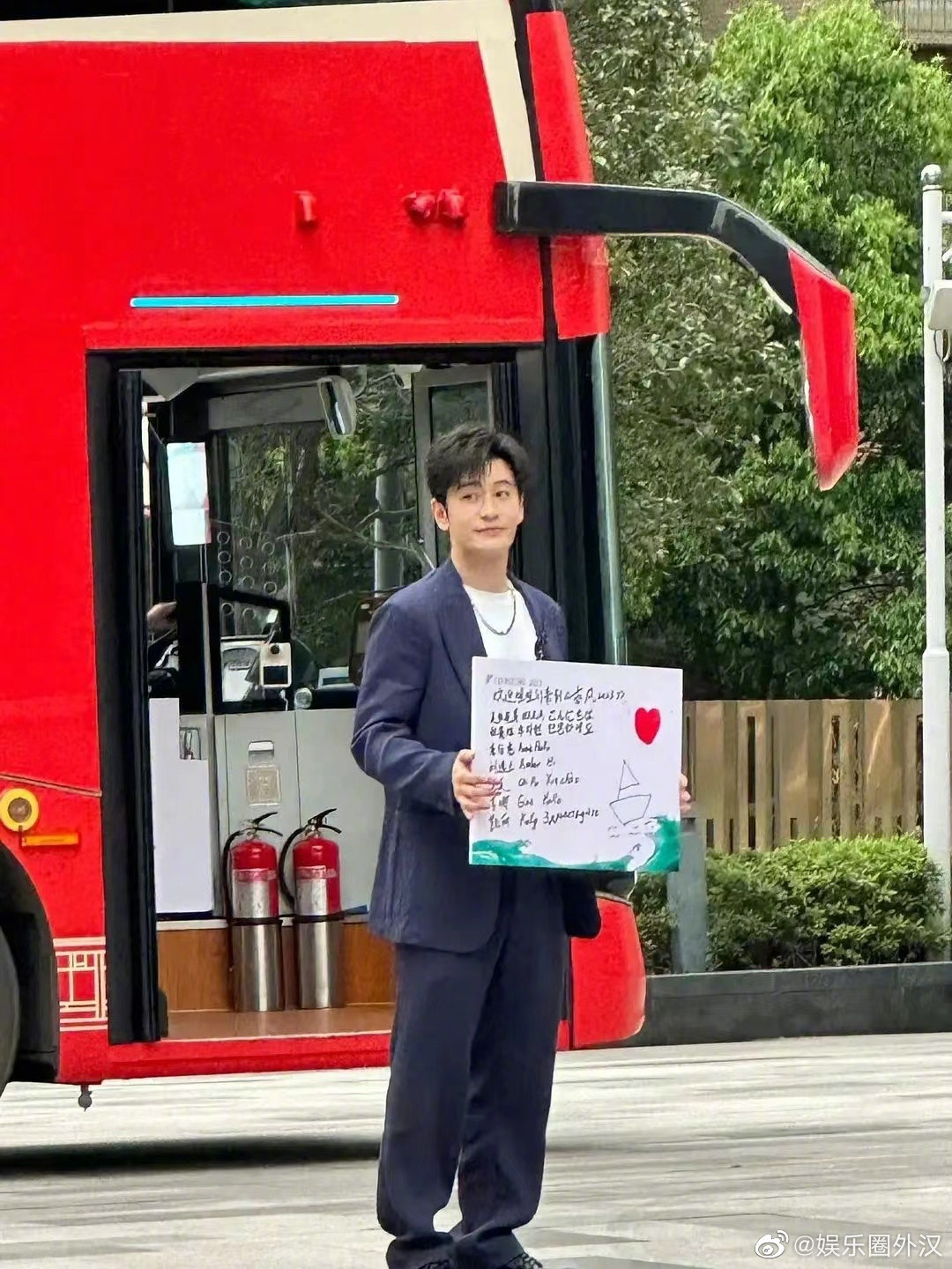 Huỳnh Hiểu Minh cầm tấm bảng có ghi chữ tiếng Việt "Chi Pu xin chào". Ảnh : Sina.