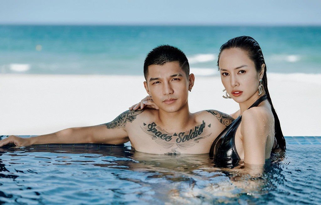 "Đây là hành trình dài của tôi. Đây là năm thứ 7 chúng tôi bên nhau. Tôi và Cường Seven có duyên với số 7, đám cưới cũng tổ chức vào tháng 7" – Vũ Ngọc Anh chia sẻ. Hai nghệ sĩ đã hoàn thành bộ ảnh cưới hôm 14/6.