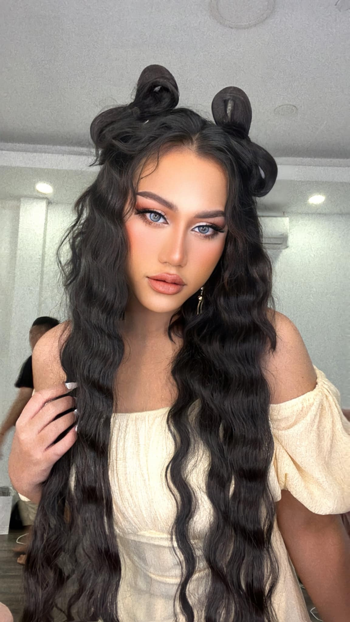 Đồng hành trên con đường âm nhạc của Sofia có sự tương trợ của Châu Đăng Khoa. Có thời gian nhạc sĩ gặp khó khăn khi đấu tố với Orange, LyLy, các thực tập sinh dưới trướng Châu Đăng Khoa đều rời đi, duy chỉ có Sofia ở lại. Cô nói bản thân tin tưởng vào đàn anh và làm theo trái tim mong muốn. Đồng hành trên con đường âm nhạc của Sofia có sự tương trợ của Châu Đăng Khoa. Có thời gian nhạc sĩ gặp khó khăn khi đấu tố với Orange, LyLy, các thực tập sinh dưới trướng Châu Đăng Khoa đều rời đi, duy chỉ có Sofia ở lại. Cô nói bản thân tin tưởng vào đàn anh và làm theo trái tim mong muốn.