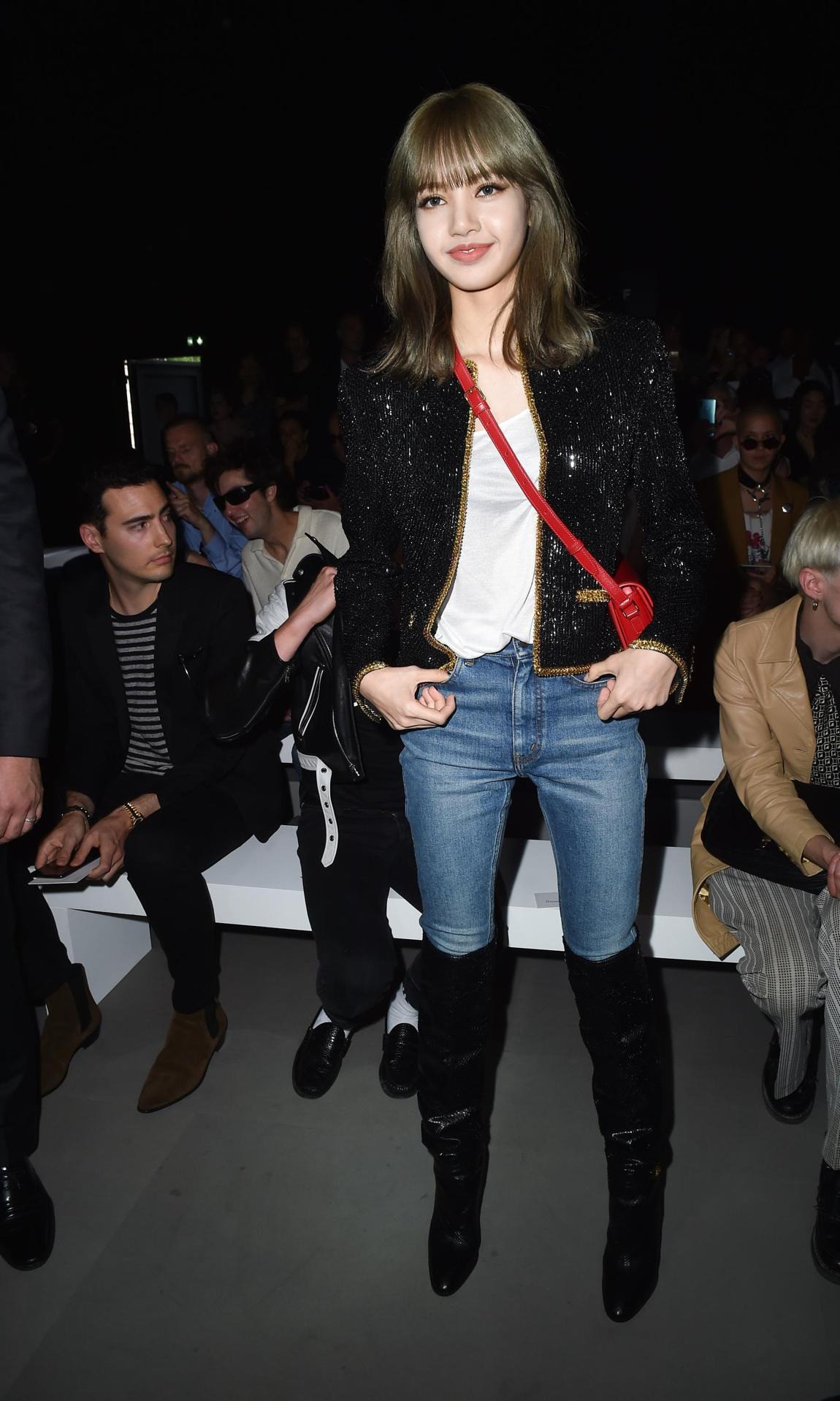 Đây cũng là thời điểm Lisa bắt đầu lọt vào tầm ngắm của các thương hiệu xa xỉ trên thế giới. Cô được phát hiện tại buổi trình diễn trang phục nam của Celine tại Tuần lễ thời trang Paris trong bộ trang phục được tài trợ từ đầu đến chân của thương hiệu. Ảnh: Getty. Đây cũng là thời điểm Lisa bắt đầu lọt vào tầm ngắm của các thương hiệu xa xỉ trên thế giới. Cô được phát hiện tại buổi trình diễn trang phục nam của Celine tại Tuần lễ thời trang Paris trong bộ trang phục được tài trợ từ đầu đến chân của thương hiệu. Ảnh: Getty.