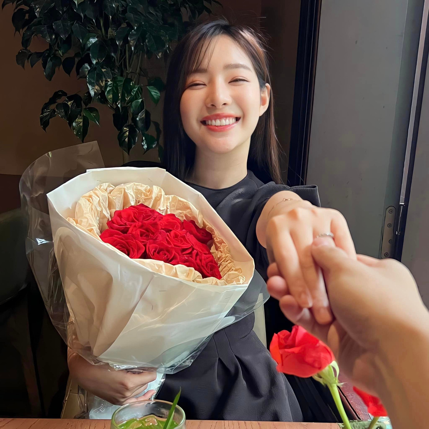 BTV VTV24 Mạnh Cường – Hương Giang có 900.000 lượt theo dõi trên kênh TikTok Gia đình truyền hình. Ảnh: NVCC. BTV VTV24 Mạnh Cường – Hương Giang có 900.000 lượt theo dõi trên kênh TikTok Gia đình truyền hình. Ảnh: NVCC.