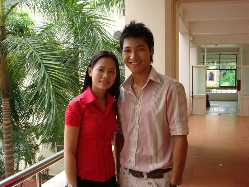 Thu Hiền và Mạnh Trường đóng cặp trong Những cánh hoa bay (2008). Thu Hiền và Mạnh Trường đóng cặp trong Những cánh hoa bay (2008).