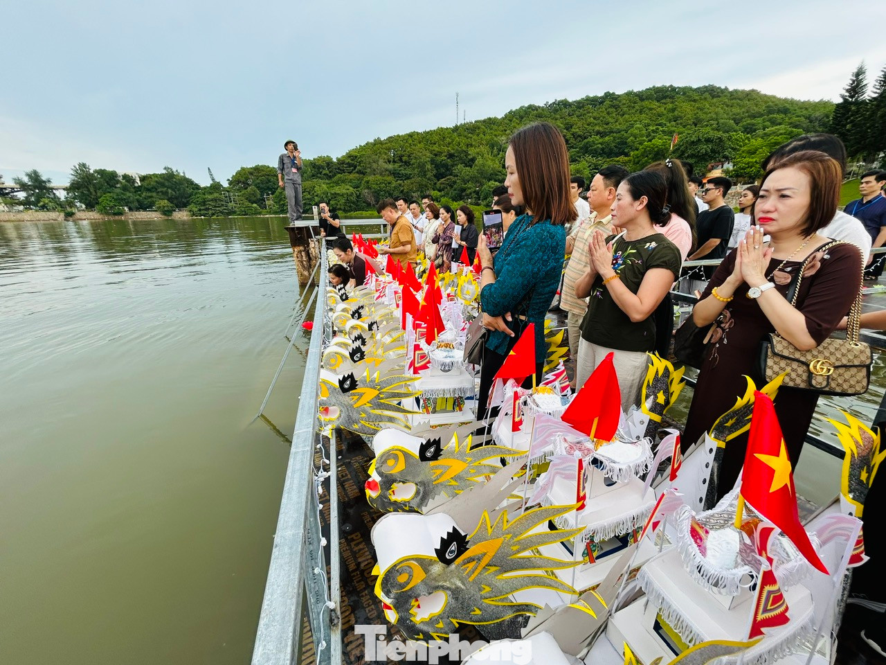 Tàu được xếp hàng như đoàn tàu chuẩn bị xuất phát trước khi thả.