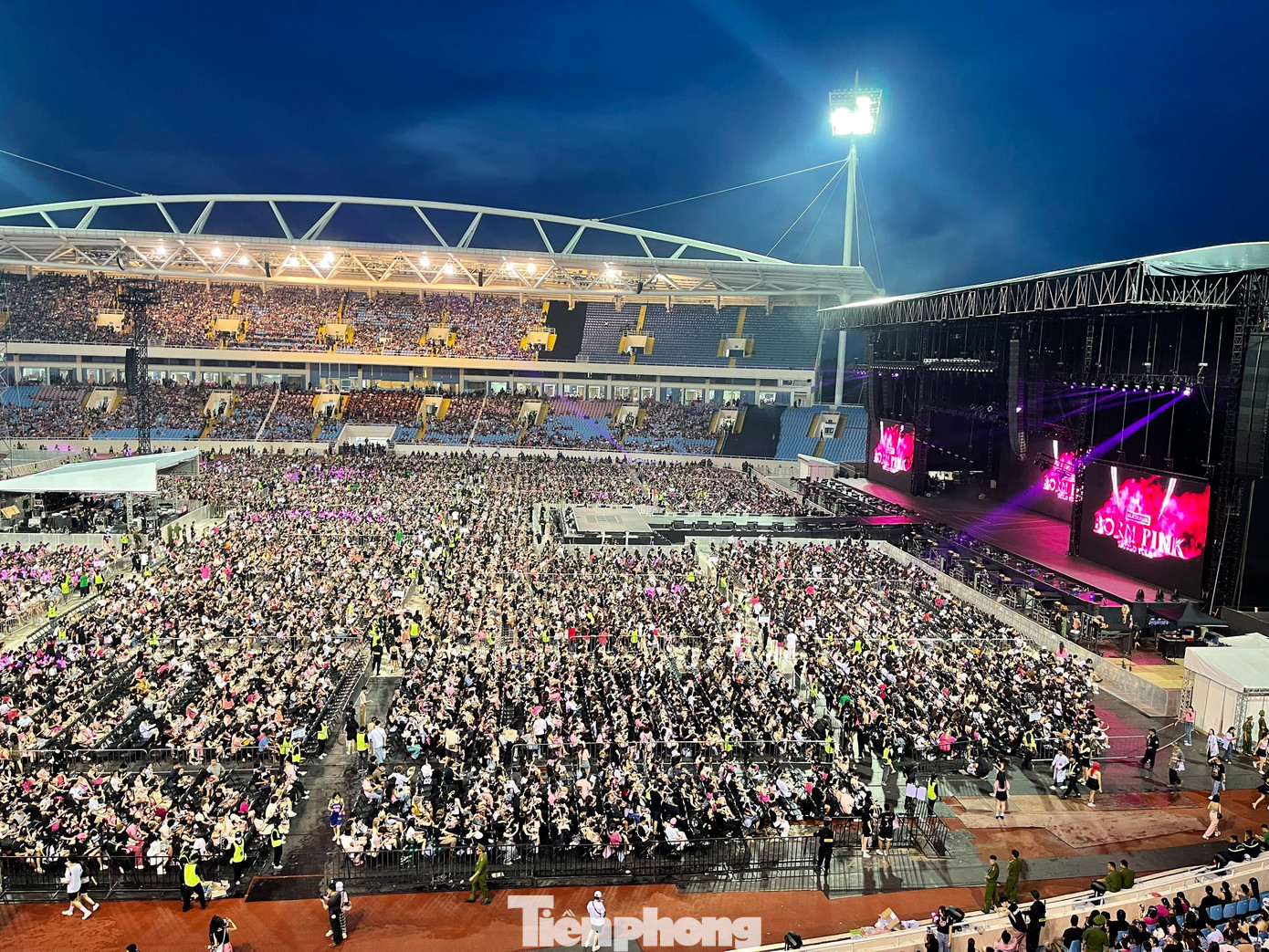 Không khí bên trong sân Mỹ Đình nóng dần lên khi BTC bắt đầu mở các MV ca nhạc của BlackPink. Không khí bên trong sân Mỹ Đình nóng dần lên khi BTC bắt đầu mở các MV ca nhạc của BlackPink.