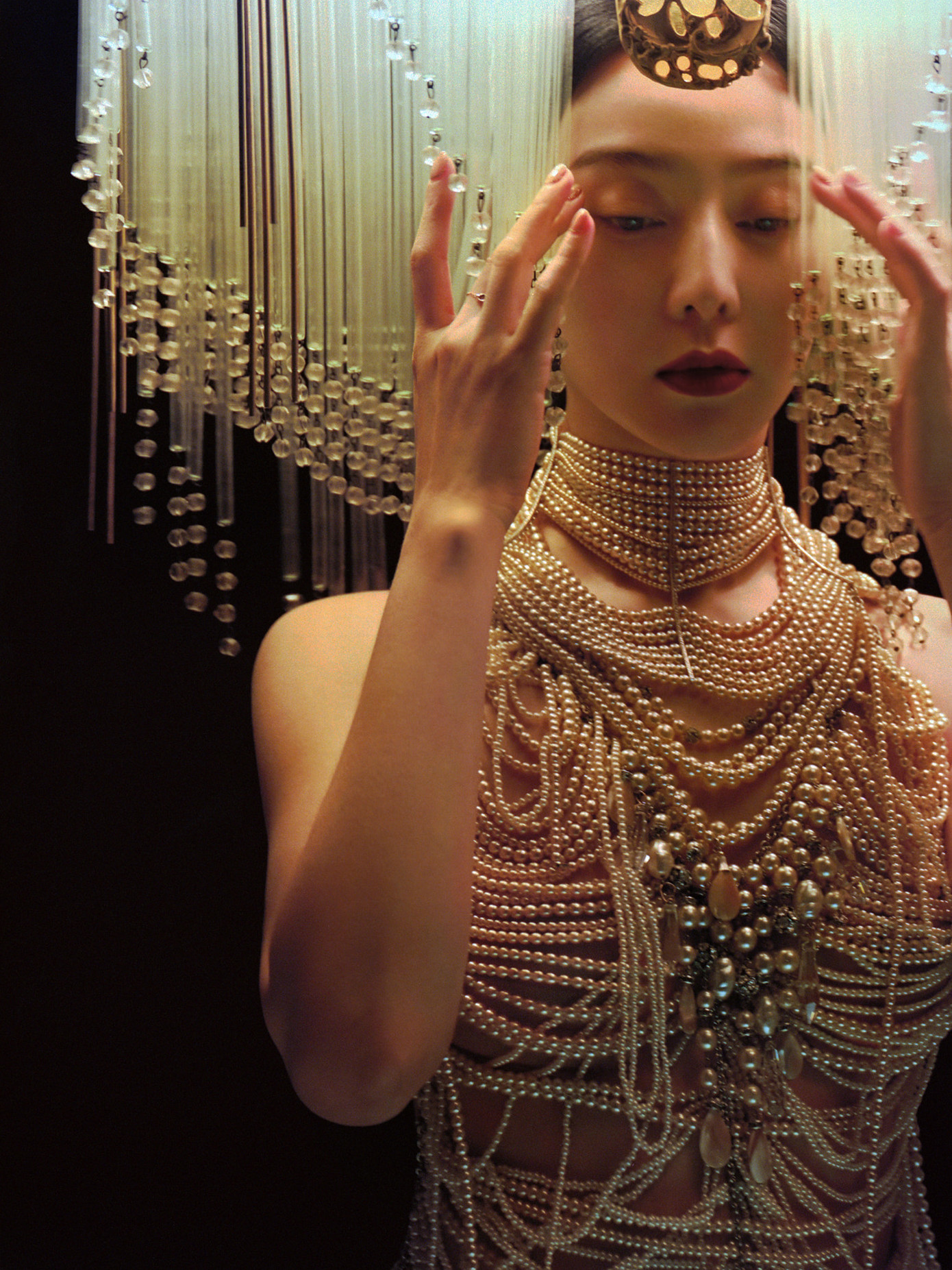 5 năm vướng bê bối trốn thuế, Phạm Băng Băng trở lại với nhiều hoạt động, từ phim ảnh cho tới thời trang. Nữ diễn viên tỏa sáng trong những bộ đầm thiết kế cầu kỳ, lộng lẫy khi đi thảm đỏ tại các sự kiện quốc tế. Tại lễ trao giải Oscar 2023, minh tinh Trung Quốc được nhiều tạp chí xếp vào danh sách sao mặc đẹp trên thảm đỏ.