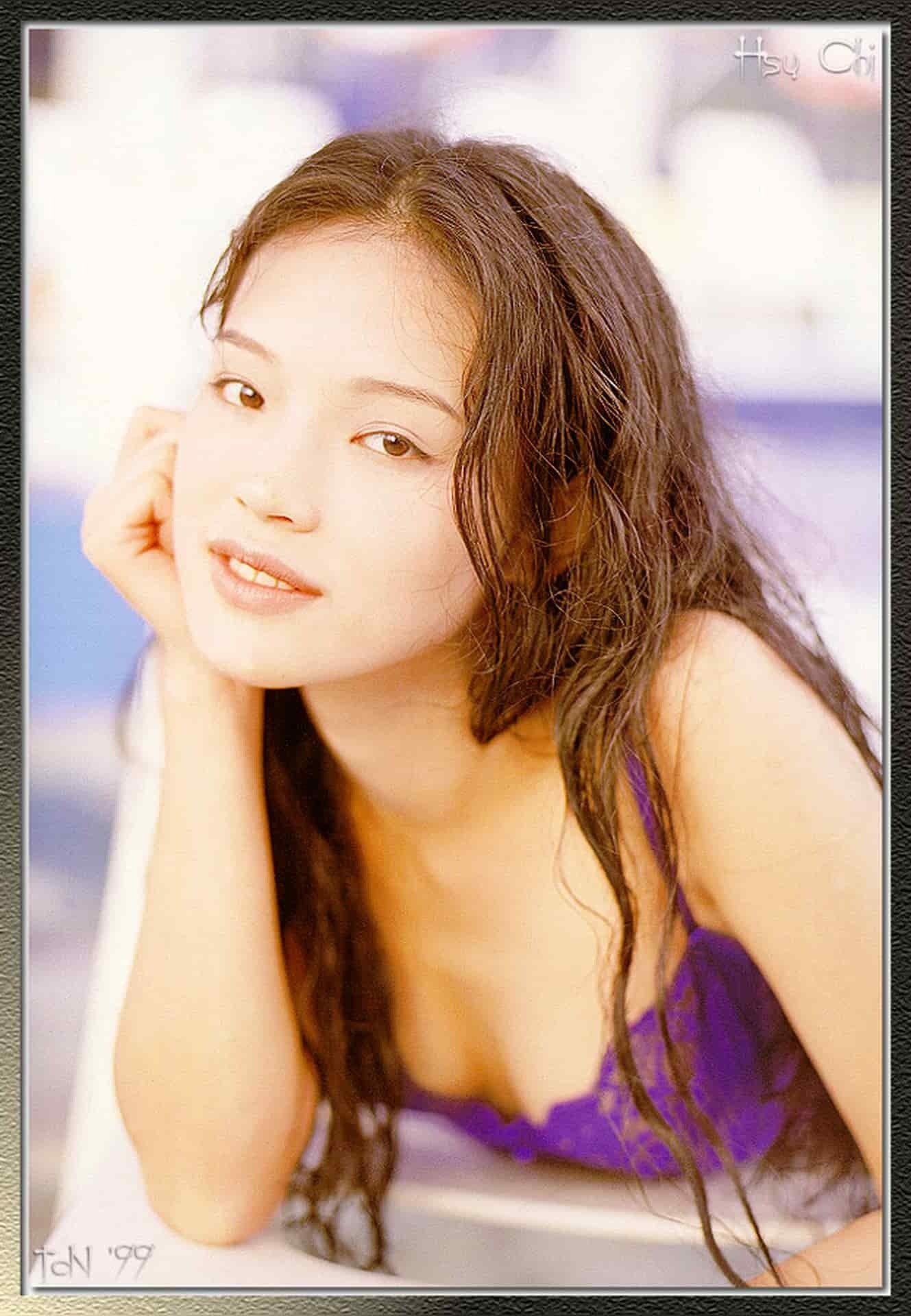 Thư Kỳ tên thật là Lâm Lập Tuệ, sinh năm 1976, sinh ra trong bối cảnh gia đình không có điều kiện và trải qua tuổi thơ bị bạo hành. Tuổi thơ không hạnh phúc khiến cô sớm phải trả giá bằng sự ngây thơ khi bị dụ dỗ chụp ảnh nóng, đóng phim 18+. Thư Kỳ tên thật là Lâm Lập Tuệ, sinh năm 1976, sinh ra trong bối cảnh gia đình không có điều kiện và trải qua tuổi thơ bị bạo hành. Tuổi thơ không hạnh phúc khiến cô sớm phải trả giá bằng sự ngây thơ khi bị dụ dỗ chụp ảnh nóng, đóng phim 18+.