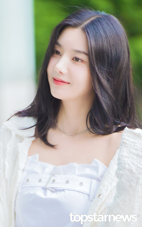 Kwon Eun Bi sinh năm 1995 tại Seoul, Hàn Quốc. Cô được biết đến khi là một trong những người chiến thắng trong show sống còn Produce 48, ra mắt trong nhóm nhạc dự án IZ*ONE và được chọn làm nhóm trưởng. Thời gian trước đó, Eun Bi chủ yếu là vũ công phụ họa trong các nhóm nhạc nữ. Kwon Eun Bi sinh năm 1995 tại Seoul, Hàn Quốc. Cô được biết đến khi là một trong những người chiến thắng trong show sống còn Produce 48, ra mắt trong nhóm nhạc dự án IZ*ONE và được chọn làm nhóm trưởng. Thời gian trước đó, Eun Bi chủ yếu là vũ công phụ họa trong các nhóm nhạc nữ.