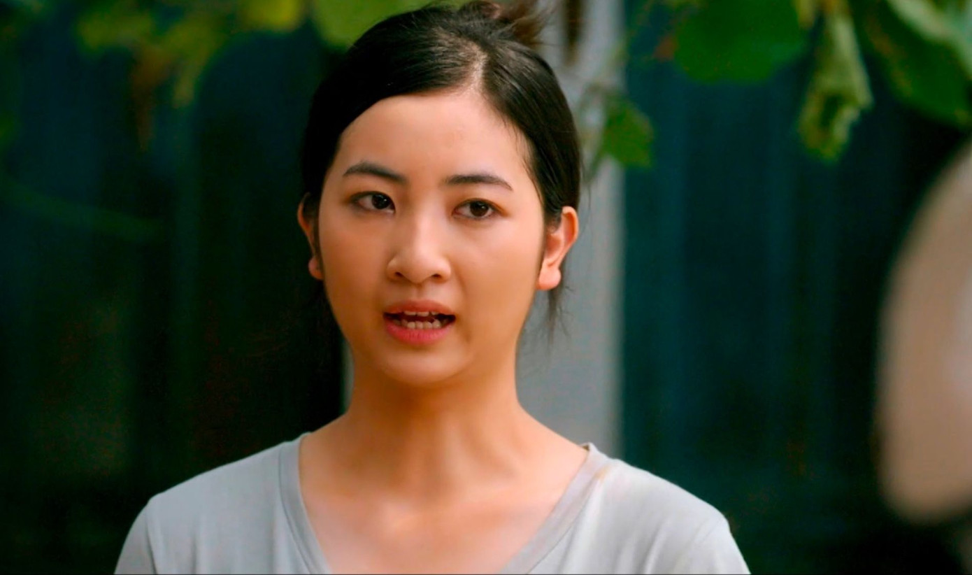 Trong tập 9, Thoan có nhiều câu thoại hằn học, thiếu tôn trọng bạn khiến người xem ấm ức thay cho Hoài. &quot;Để tao lột cái mặt nạ của mày ra để xem mày có bao nhiêu cái mặt nạ chính chuyên. Mày gian díu, tằng tịu với lão Hùng, trước mặt giả nhân giả nghĩa nhưng đâm sau lưng người khác&quot;, “Đúng là đồ khốn nạn, bạn bè cái ngữ gì&quot;, “Chỉ mày có gia đình à? Bạn bè giúp nhau những lúc khó khăn chứ loại vui rồi vỗ tay vào chỉ là bè thôi&quot;… - Thoan chỉ trích Hoài sau khi không vay được tiền cộng thêm nhiều mâu thuẫn, hiểu lầm chồng chất.