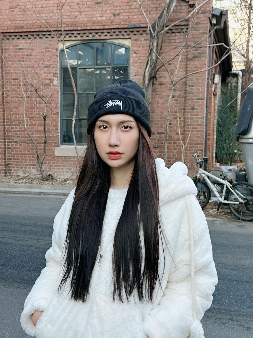 Lynk Lee chọn Hàn Quốc là điểm đến đầu trong năm 2023. Năm qua, Lynk Lee ở Hàn Quốc 4 tháng để phẫu thuật sửa giọng. Ca sĩ nói mất từ 6 tháng đến 1 năm thanh quản của cô mới ổn định.