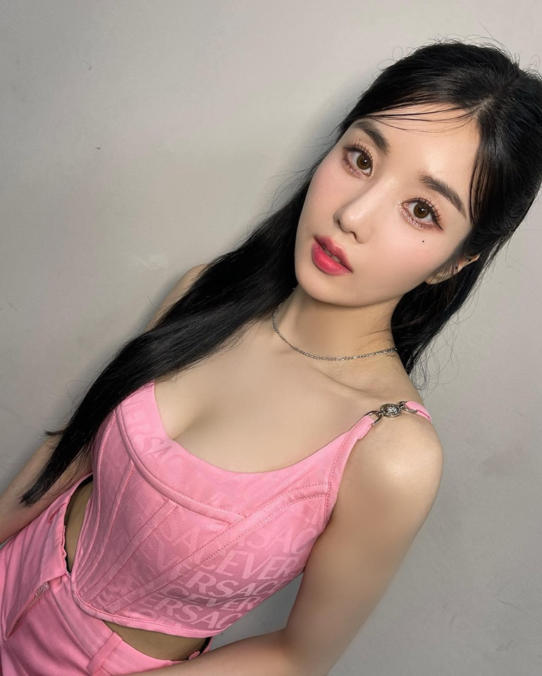 Trong một bài phỏng vấn, nữ ca sĩ có những chia sẻ thú vị. Cô thà làm việc bán thời gian tại cửa hàng bingsu (đá bào tráng miệng) trong đợt nắng nóng còn hơn ở tiệm bánh sản xuất 100 khay bánh mì mỗi ngày.