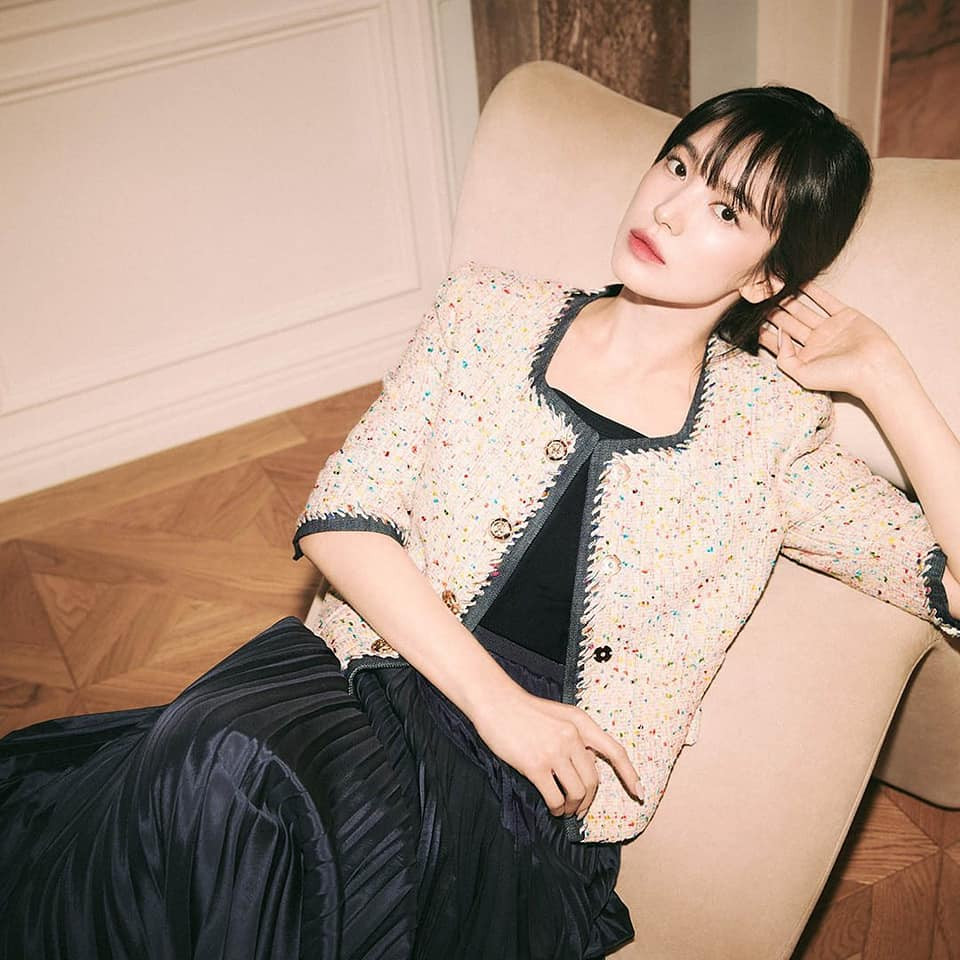 Đối mặt với những lời miệt thị ngoại hình, cô nói: &quot;Nhiều khán giả nói tôi đột nhiên già đi. Tất nhiên, tôi đã già đi rồi&quot;. Cô cho rằng nhân vật Moon Dong Eun trải qua nhiều sóng gió nên sẽ thật vô lý nếu cô ấy xuất hiện một cách lung linh hoàn hảo. Do đó, cô dùng ít phấn son để diện mạo tiều tụy, mệt mỏi. Ảnh: Elle.