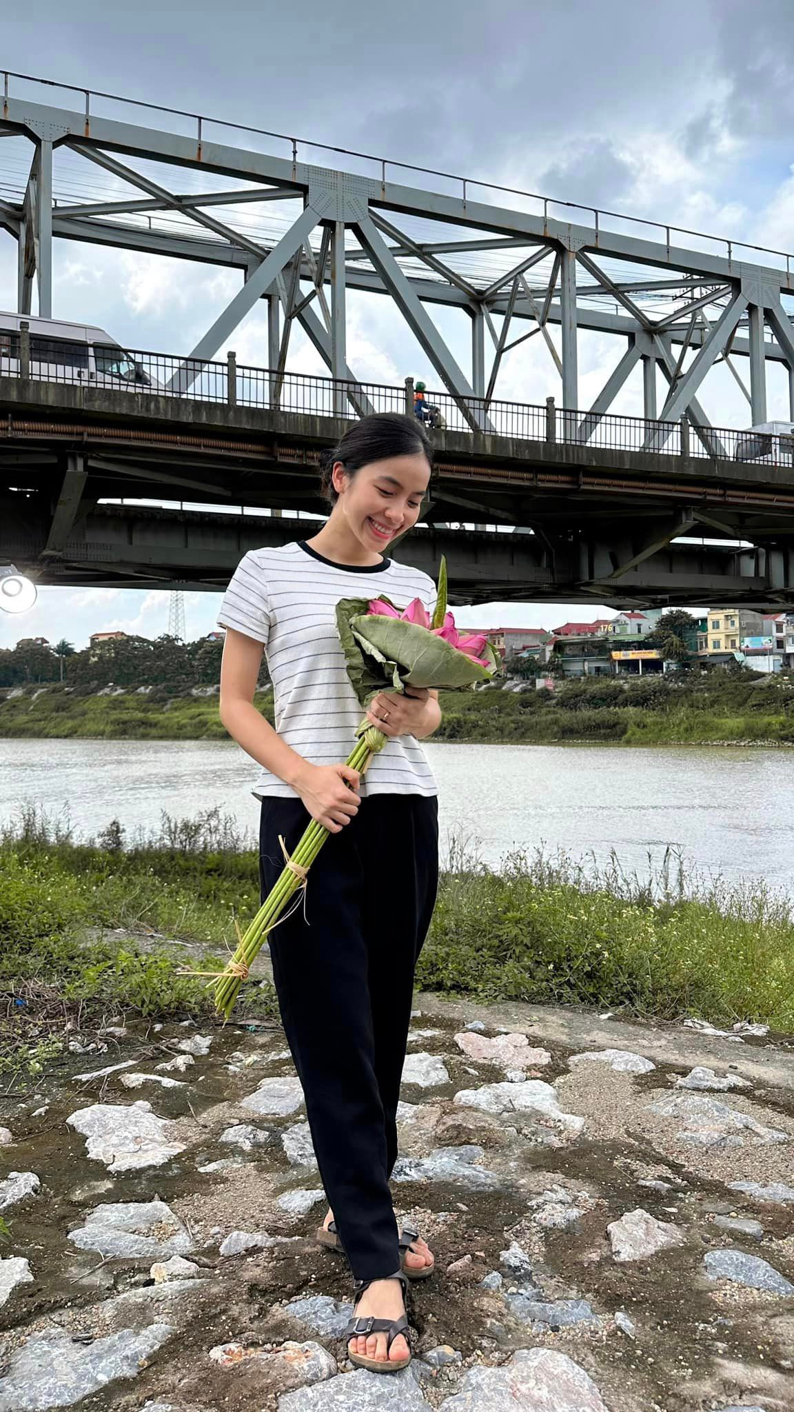 Trở lại với sóng giờ vàng, Trần Vân tiếp tục gây ấn tượng nhờ vai Hoài đóng cặp cùng Duy Hưng (vai Hiếu) phim Làng trong phố - phần 2 của Phố trong làng. Đây là lần xuất hiện đầu tiên của nữ diễn viên sau hơn 1 năm vắng bóng trên phim VFC.