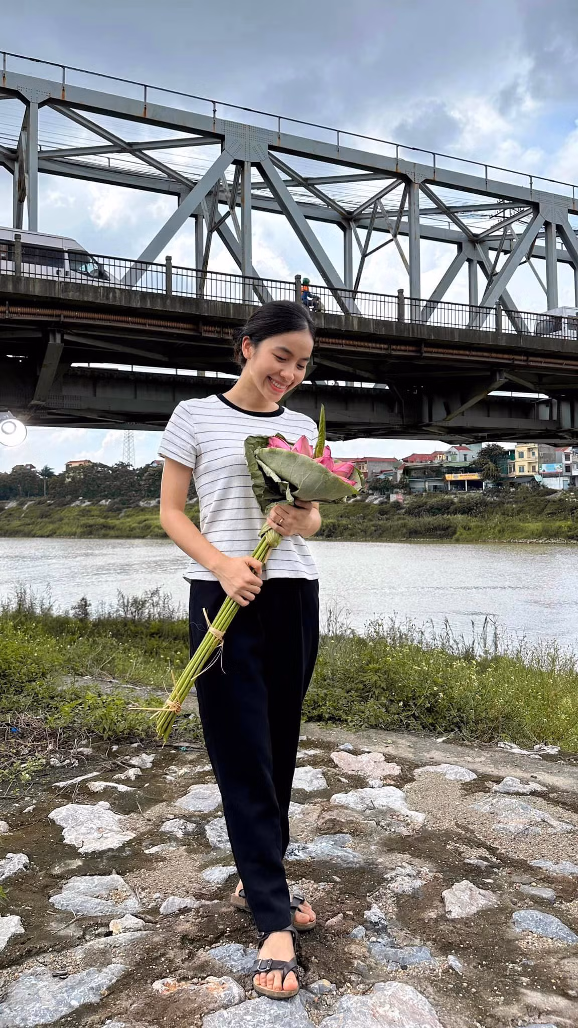 Trở lại với sóng giờ vàng, Trần Vân tiếp tục gây ấn tượng nhờ vai Hoài đóng cặp cùng Duy Hưng (vai Hiếu) phim Làng trong phố - phần 2 của Phố trong làng. Đây là lần xuất hiện đầu tiên của nữ diễn viên sau hơn 1 năm vắng bóng trên phim VFC.