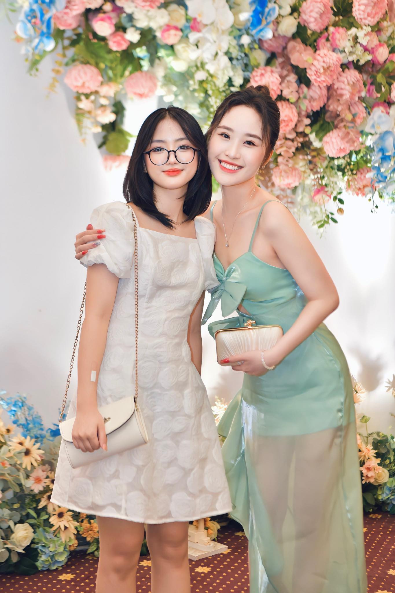 Thiên Nga cùng bố và các em trong đám cưới. Ảnh: NVCC.