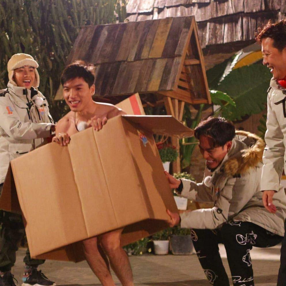 HIEUTHUHAI trần trụi trên show gây tranh cãi.