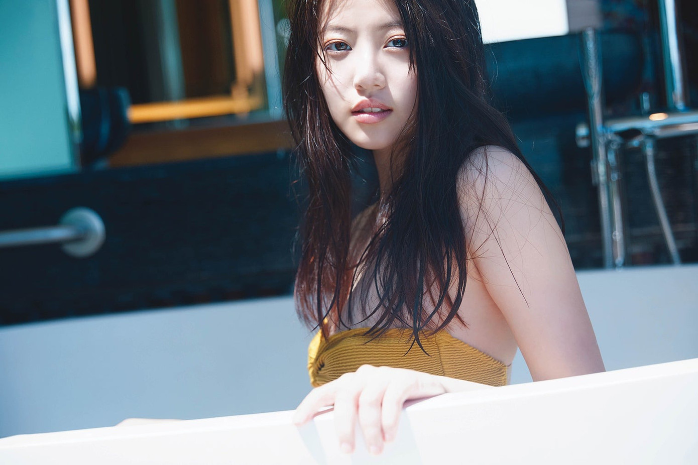 Cô cho rằng việc giữ liên lạc thường xuyên, gọi điện cho gia đình dù không có chuyện để nói cũng là điều đáng lưu tâm, chỉ đơn giản vậy thôi nhưng cũng đủ mãn nguyện. Ngôi sao 26 tuổi nói cô không để móng tay hay sơn vì cảm thấy phiền hà.