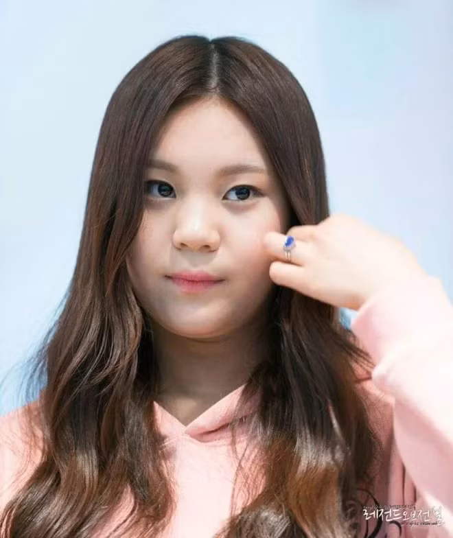 Nhận quá nhiều lời chê bai, có thời điểm Umji tự ti đến mức không dám ngẩng mặt nhìn thẳng vào camera. Tại sân khấu âm nhạc của đài KBS, cô tránh nhìn về phía khán giả bằng cách lấy tóc che phủ hầu hết gương mặt bầu bĩnh của mình. Áp lực chồng áp lực, cô tiếp tục bị đánh giá thiếu chuyên nghiệp vì ủ rũ, thiếu năng lượng trên sân khấu. Nhận quá nhiều lời chê bai, có thời điểm Umji tự ti đến mức không dám ngẩng mặt nhìn thẳng vào camera. Tại sân khấu âm nhạc của đài KBS, cô tránh nhìn về phía khán giả bằng cách lấy tóc che phủ hầu hết gương mặt bầu bĩnh của mình. Áp lực chồng áp lực, cô tiếp tục bị đánh giá thiếu chuyên nghiệp vì ủ rũ, thiếu năng lượng trên sân khấu.