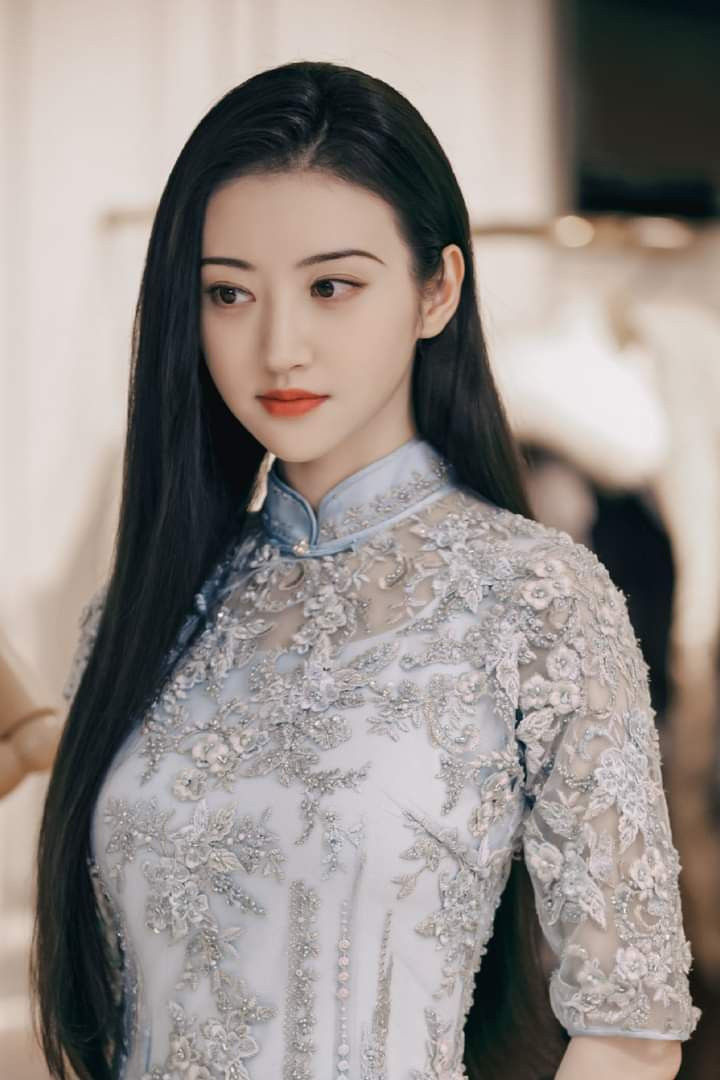 Khoảng thời gian trước đó, cô nói bản thân bị trầm cảm đến mức không thể làm việc. Cô trải qua thời gian tồi tệ, cảm tưởng như chìm dưới biển sâu, nghẹt thở nhưng không có ai đưa tay cứu. Cô ngưỡng mộ nhân vật Tư Đằng khi có thể tự cứu lấy mình.