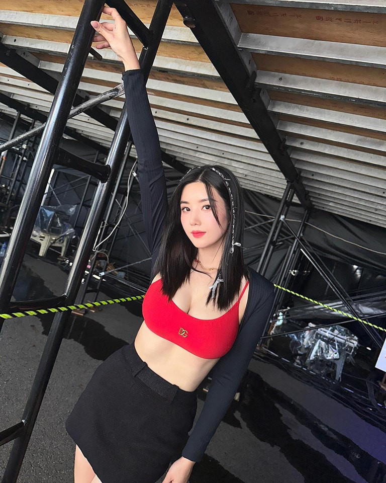 Được nhiều người chú ý hơn sau khi tham gia chuỗi lễ hội Water Bomb 2023, Kwon Eun Bi trở nên nổi tiếng, được đặt biệt danh “nữ hoàng mùa hè” nhờ phong thái trình diễn quyến rũ, trang phục nóng bỏng, “đốt mắt” khán giả.