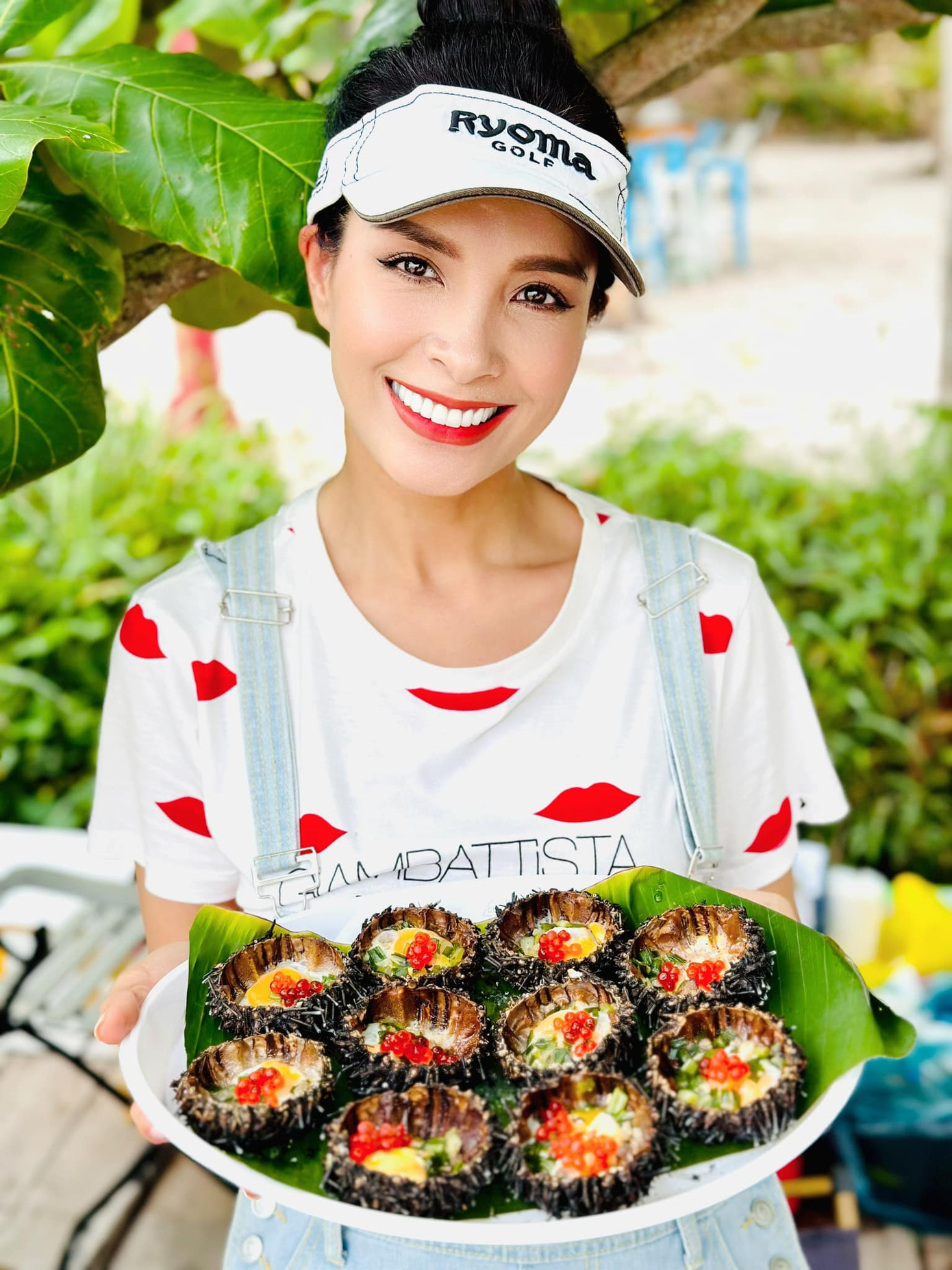 Thúy Hạnh tự tay chế biến món nhum biển nướng mỡ hành cho cả gia đình tại resort sang trọng ở Phú Quốc.