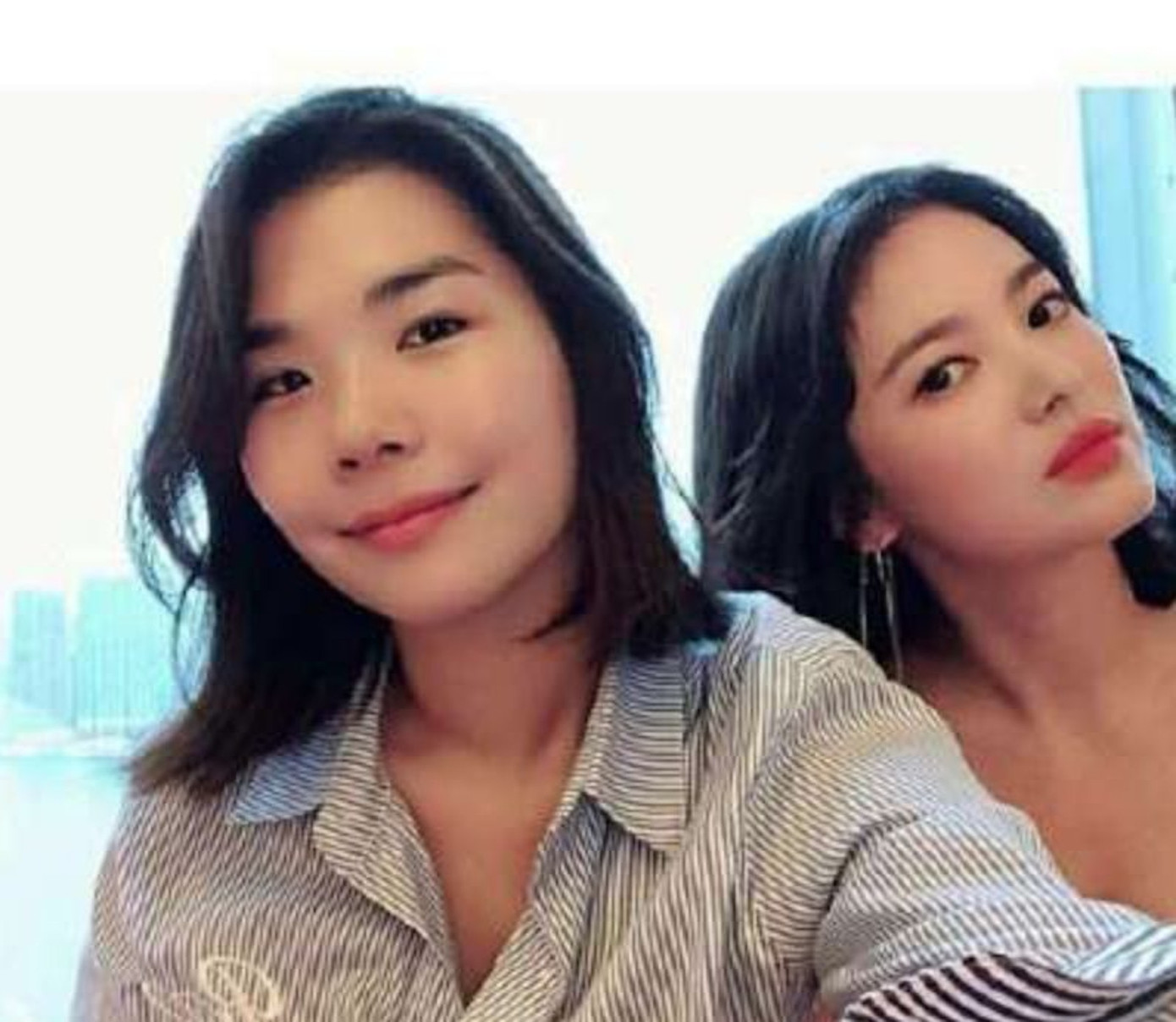 Chuyên gia trang điểm (trái) bên cạnh Song Hye Kyo. Chuyên gia trang điểm (trái) bên cạnh Song Hye Kyo.