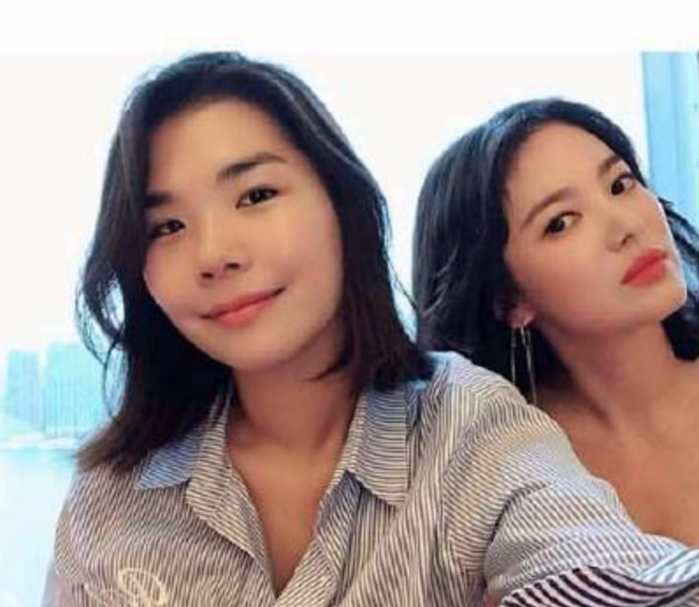 Chuyên gia trang điểm (trái) bên cạnh Song Hye Kyo. Chuyên gia trang điểm (trái) bên cạnh Song Hye Kyo.
