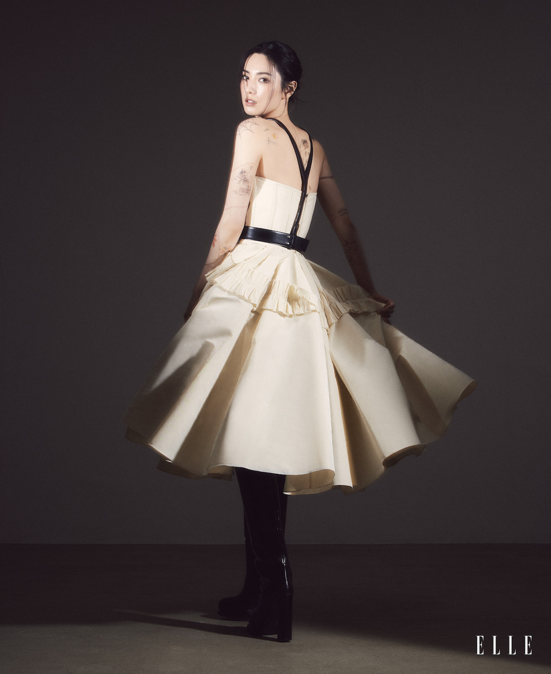 Nana tên thật là Im Jin Ah, sinh năm 1991, cao 1,71 m. Cựu thành viên After School được khen đẹp như búp bê Barbie. Các chuyên gia TC Candler nhận xét Nana có thân hình gợi cảm, vẻ đẹp sắc sảo, phù hợp tiêu chuẩn quốc tế.