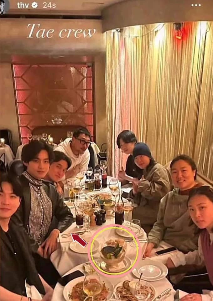 Jennie tự tay đăng những hình ảnh có liên quan đến V, ngầm xác nhận mối quan hệ tình cảm.