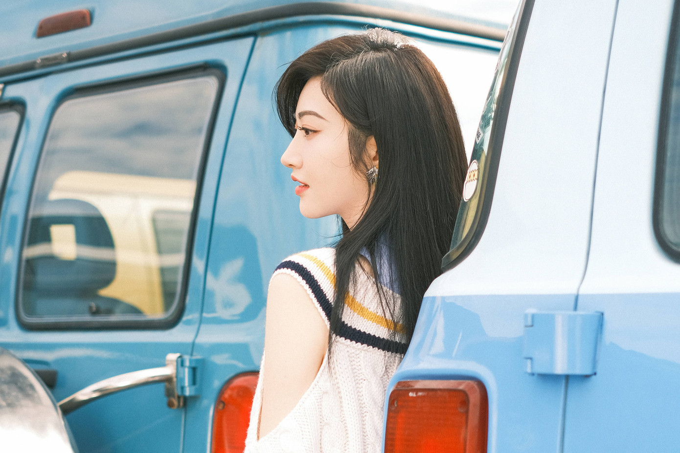 Liên tiếp nhận “bom tấn” như The Great Wall, Kong Skull Island, Pacific Rim: Uprising… nhưng Cảnh Điềm bị chê diễn xuất kém cỏi, không tạo dấu ấn nào trên màn ảnh. Trong Kong: Skull Island, vai diễn của cô nhận đánh giá mờ nhạt, không có ảnh hưởng đến nội dung. Theo nhiều ý kiến, Cảnh Điềm có được vai diễn do sự o bế của Vương Kiện Lâm - chủ sở hữu Legendary, một trong những hãng phim sản xuất Kong. Liên tiếp nhận “bom tấn” như The Great Wall, Kong Skull Island, Pacific Rim: Uprising… nhưng Cảnh Điềm bị chê diễn xuất kém cỏi, không tạo dấu ấn nào trên màn ảnh. Trong Kong: Skull Island, vai diễn của cô nhận đánh giá mờ nhạt, không có ảnh hưởng đến nội dung. Theo nhiều ý kiến, Cảnh Điềm có được vai diễn do sự o bế của Vương Kiện Lâm - chủ sở hữu Legendary, một trong những hãng phim sản xuất Kong.