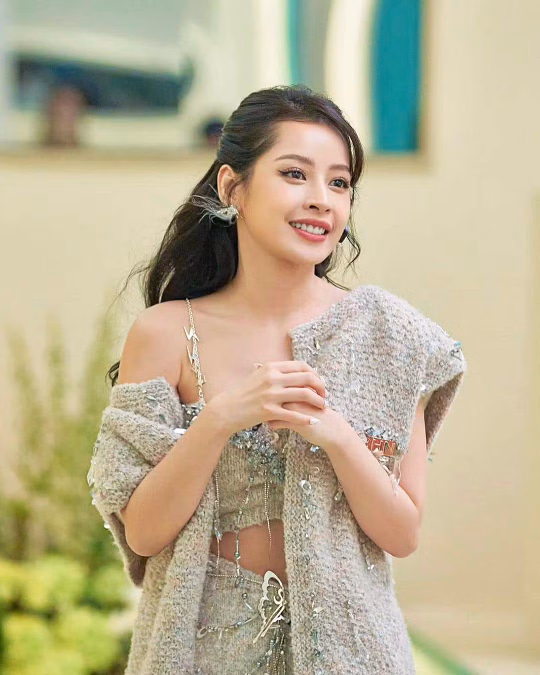 Quản lý của Chi Pu cho biết cô nhận được lời mời từ phía nhà sản xuất và dành hơn một tháng để tìm hiểu và trao đổi kỹ lưỡng về thể lệ chương trình, điều khoản hợp tác và các thông tin liên quan mới gật đầu đồng ý. Ê kíp của giọng ca Anh ơi ở lại tiết lộ mang theo 100 kg quần áo phụ kiện sang Trung Quốc phục vụ Chi Pu trình diễn. Các nghệ sĩ tham dự bình chọn Chi Pu là thí sinh ăn mặc chỉn chu, đầu tư nhất chương trình. Để giới thiệu về văn hóa, ẩm thực nước nhà, Chi Pu mang theo bánh cốm, áo dài làm quà tặng các thí sinh.