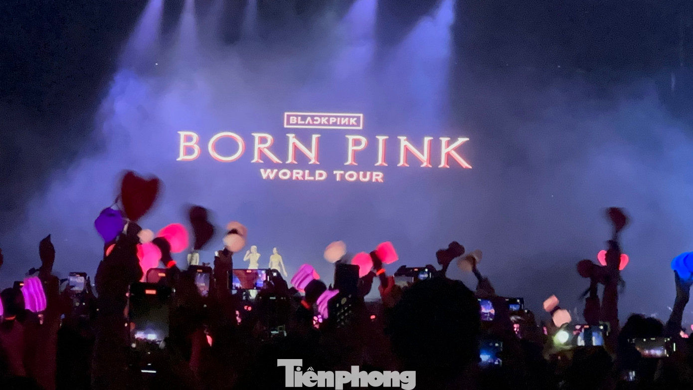 Đêm thứ nhất concert BlackPink tại Việt Nam diễn ra trong không khí sôi động. Trời đổ mưa lớn trước khi đêm diễn chính thức bắt đầu. Rất may trời quang mây, không khí mát mẻ khiến đám đông thêm phần cuồng nhiệt. Đêm thứ nhất concert BlackPink tại Việt Nam diễn ra trong không khí sôi động. Trời đổ mưa lớn trước khi đêm diễn chính thức bắt đầu. Rất may trời quang mây, không khí mát mẻ khiến đám đông thêm phần cuồng nhiệt.